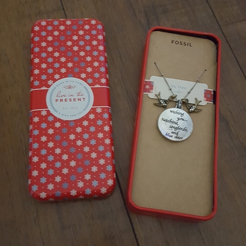Fossil‎ Fly Free Engraved Bird Charm Necklace Silver Tone with Collector Tin